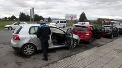 La polic�a inspecciona, en las cercan�as del cementerio, uno de los coches implicados en el suceso
