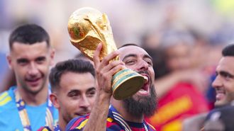 El jugador del Celta Borja Iglesias, con el trofeo del Mundial conquistado con la selecci�n espa�ola.
