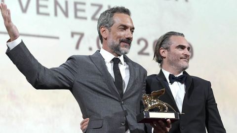 OBRA DE MISTERIO. Todd Phillips celebra con Joaquin Phoenix el premio de la 76. edicin de la Mostra a su filme Joker. La cinta narra el descenso a los infiernos del gran enemigo de Batman, una historia a la que dota de fuerza la magnfica recreacin de Phoenix. Lo atractivo de este personaje es que es muy difcil de definir y tampoco queramos hacerlo. He tratado de identificar algunos lados de su personalidad, pero luego daba un paso atrs, porque quera que fuera una obra de misterio, explic el actor