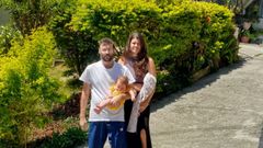 El asturiano Jes�s Rodr�guez junto a su mujer y su hija tras el terremoto en Colombia
