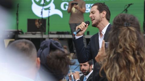 Antonio Barros, nunha actuaci�n nas Festiletras, onde interpretou temas como �Negra sombra�