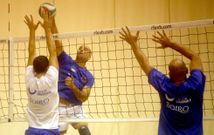 Emilio Palacio, de frente en un entrenamiento reciente, es duda para el encuentro de esta tarde. 