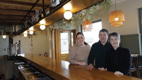 Tamara Rubios con sus padres en el hotel que regentan