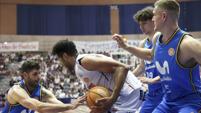 Felipe dos Anjos, rodeado por tres jugadores del Estudiantes
