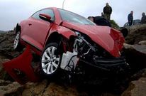 El Volkswagen Scirocco fue a parar a una zona rocosa cerca de la depuradora de Brens.