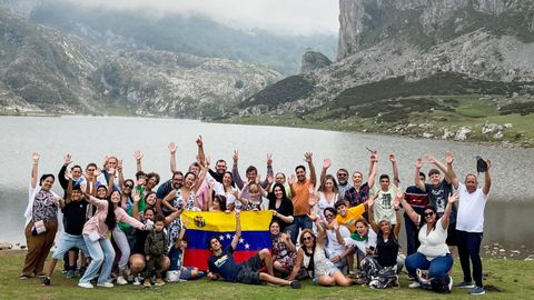 Venezolanos en Asturias en un viaje a los Lagos de Covadonga