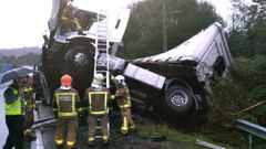 Los Bomberos de Oviedo rescatan a un camionero herido leve en un accidente en la A-66