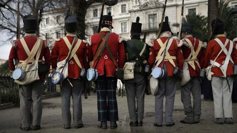 Ofrenda en la tumba de sir John Moore en el jard�n de San Carlos