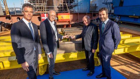 Marcos y Guillermo Freire, a la izquierda y a la derecha de la imagen, sonren al recibir a la direccin de la Universidad Tcnica de Dinamarca.