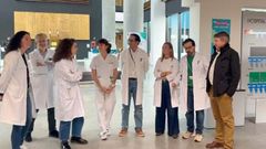 El paciente Francisco Rodrguez, a la derecha, con el euqipo de neumologa y cardiologa