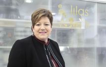 Conchita Gonz�lez L�pez, no local que abriu no ano 1996 na Praza da igrexa de Lal�n. 
