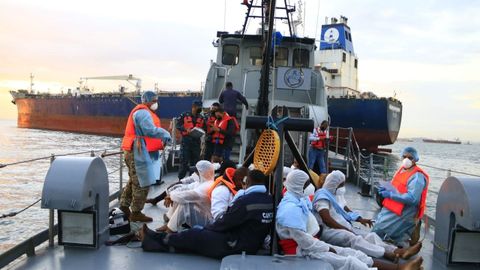 Los supervivientes del naufragio en el Pacfico y el equipo de emergencias tras el rescate, en una foto cedida por el Servicio Nacional Aeronaval de Panam