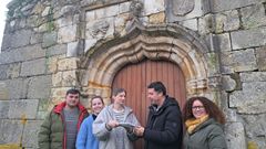 Reuni�n de veci�os con representantes do BNG, pola capela de Santa Margarida no Val (Nar�n)