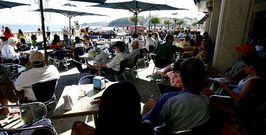 En el paseo de Silgar los establecimientos de hosteler�a con terraza pagan 358 euros al a�o por cada mesa con cuatro sillas .