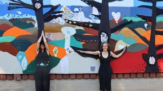 La artista viguesa Ant�a S�nchez (izquieda), culmin� junto a la lucense Silvia S�nchez la residencia art�stica de la que naci� la obra Punainen Lanka (hilo conductor, en fin�s), un mural instalado en la fachada de una antigua escuela de Loviisa, un pueblo de Finlandia.