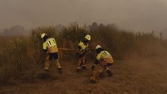 Bomberos forestales en el incendio de Ombra.