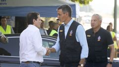 El presidente del Gobierno, Pedro S�nchez, junto al presidente de la Junta de Castilla y Le�n, Alfonso Fern�ndez Ma�ueco, este jueves.