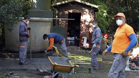 Santi, dirige la cuadrilla que hace unos trabajos de alba�iler�a para asentar unos dep�sitos de agua.