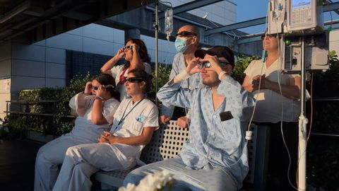 Pacientes, familiares y personal del CHUO tambi� disfrutaron del eclipse