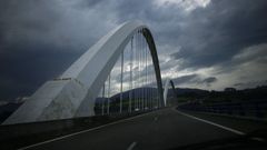 La autovía del Cantábrico en el occidente asturiano, a la altura del viaducto de Navia