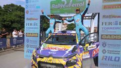 Daniel Berdom�s celebra el triunfo en el Rali de Ferrol
