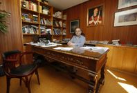 Un cuadro de Xelm�rez preside el despacho del alcalde socialista de Catoira, Alberto Garc�a. 