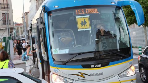 Parada de autob�s en A Escardia, con el autocar recogiendo alumnos a las 8.20 horas de la ma�ana
