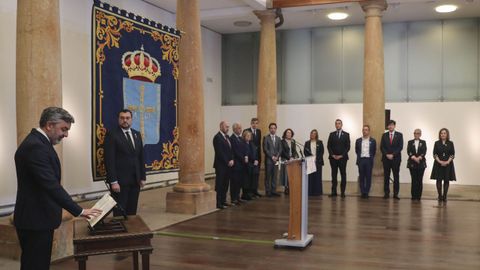 El consejero de Movilidad, Medio Ambiente y Gestión de Emergencias, Alejandro Calvo (i), durante su toma de posesión tras la dimisión de la titular de Transición Ecológica, Industria y Comercio, Belarmina Díaz