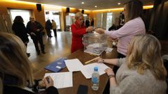 Imagen de una mesa electoral este domingo en la Casa do Concello de Viveiro