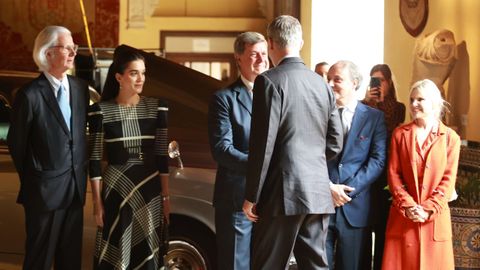 El rey Felipe VI saluda a Cayetano Mart�nez de Irujo.