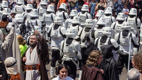 Centenares de aficionados de la saga gal�ctica de Star Wars, han desfilado hoy en el festival Metr�poli con los trajes de sus h�roes o villanos favoritos, dentro de la jornada de clausura del festival Metropolis que se celebr� durante esta semana en Gij�n. 