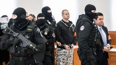 Agentes con pasamonta�as y fusiles autom�ticos han trasladado a los acusados (en primer t�rmino el empresario Miroslav Marcek) a la sala del tribunal