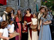 Momento del enlace medieval en Riob�, Cabana. 