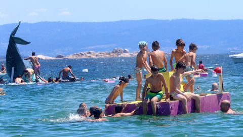 Festa da Dorna: Rejata de Embarcasi�ns feitas a machada e pan de millo na playa de Coroso