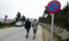 Cuatro se�ales indican la prohibici�n de aparcar en el vial que baja hacia Bai�n. 