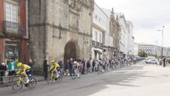 El paso de los ciclistas ante la puerta de Carlos V en Viveiro