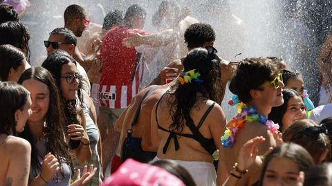 La batucada incluyó fiesta del agua.