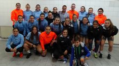 Esteban posa con las jugadoras del primer equipo del Oviedo Moderno