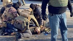 Agentes del ICE junto a Alex Pretti, en Mine&aacute;polis.