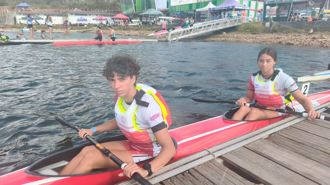 Las hermanas Sabela y Clara Fernández Ordóñez, juntas en el podio del campeonato gallego de esprint de piragüismo