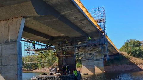 Trabajos que acomete la gallega Extraco en uno de los puentes que cruza el embalse portugu�s