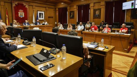 Los diputados del BNG asistieron al pleno con camisetas reivindicativas.