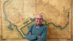 Guillermo Llorca, nunha imaxe tomada diante dun plano hist�rico da cidade de Ferrol.