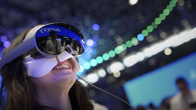Una mujer prueba las gafas de realidad virtual de Samsung