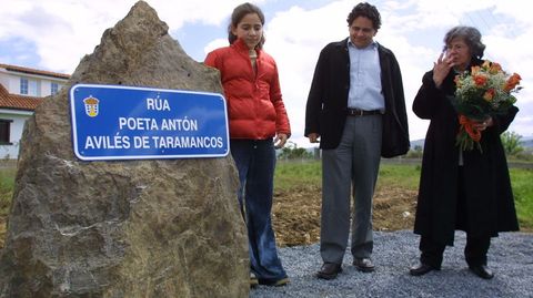 Familiares del escritor en la inauguraci�n del monumento, en abril del 2003