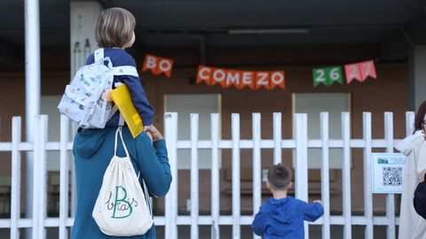 Una familia en la entrada del Colegio L�pez Ferreiro de Santiago