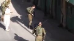 Denuncian c�mo soldados israel�es colocan un cuchillo al lado de un joven palestino abatido