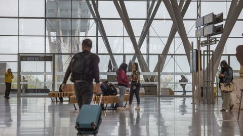 &Aacute;rea de salidas del Aeropuerto de Lavacolla, en una imagen de archivo