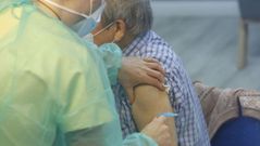 Administraci�n de la segunda dosis de la vacuna contra el covid en una residencia de mayores de Santiago