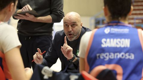 Lino dando indicaciones durante el partido.